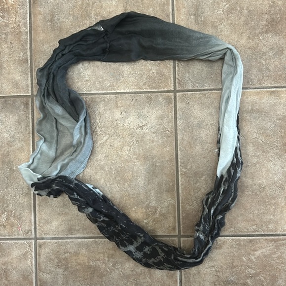 Assorted Scarves Various Colors, Patterns and Styles - Picture 4 of 10